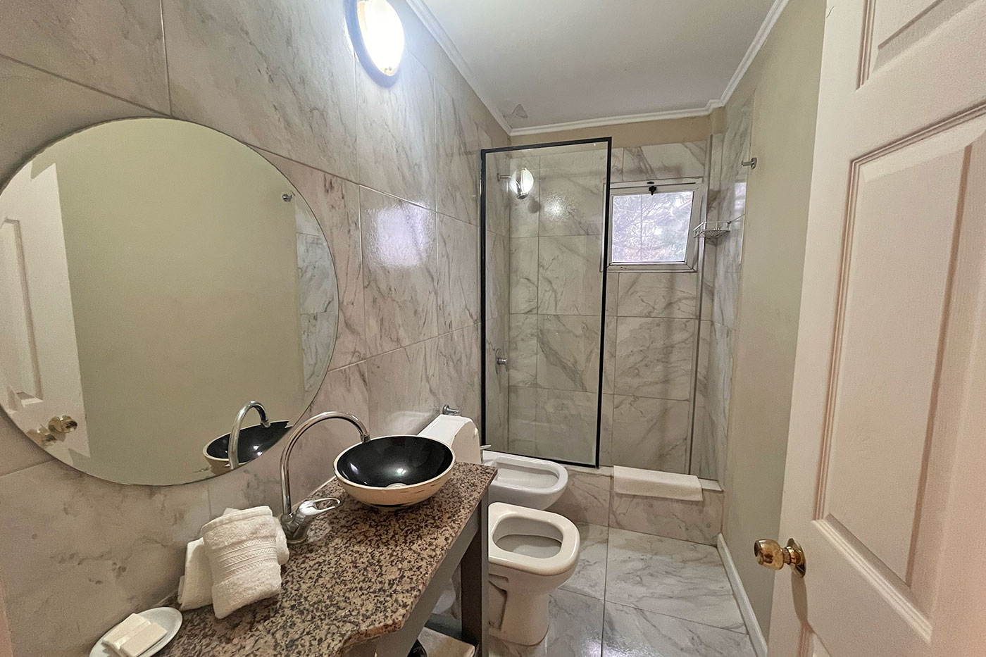 Baño completo con ducha y amenities en Altos de Pinamar